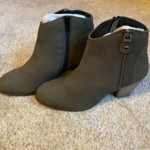 NWOB Diba Women’s Sequoia Suede Booties, size 7.5